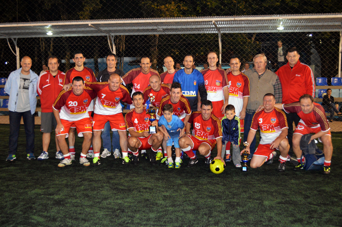 Equipe do Tabajara com o troféu de campeão do veterano.