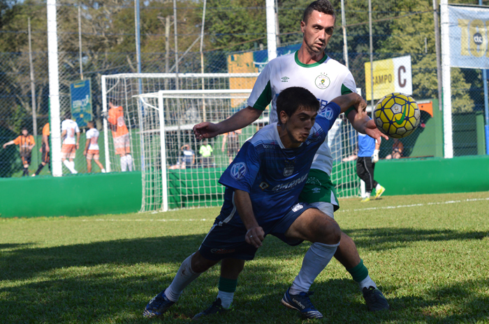 Alexandre Possamai, o “Pelego” (e), do Coroas Mirim/Arco-Gás, anotou um dos gols de seu time contra a equipe do Rebordose.