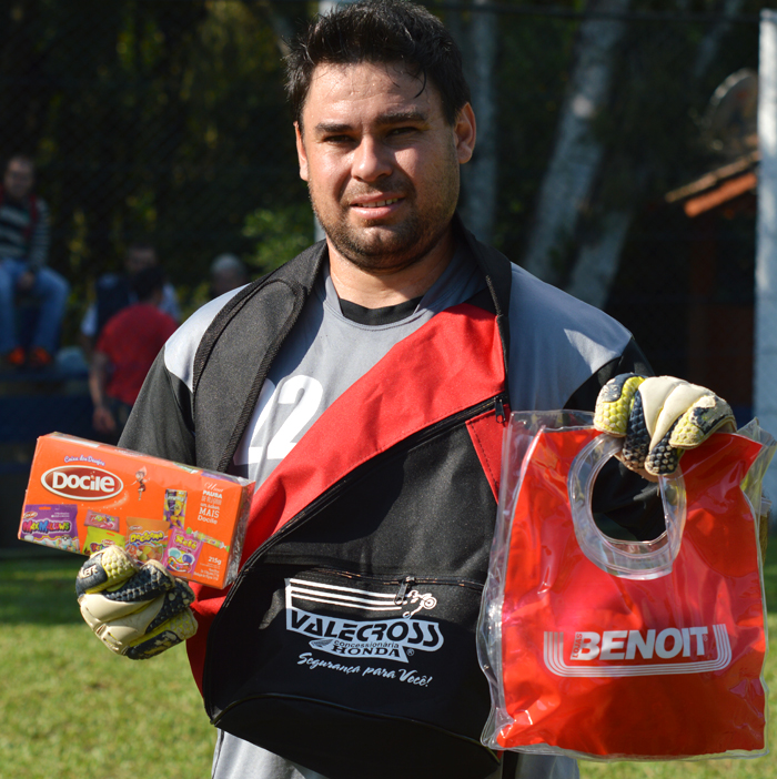 O jogador Gilnei Yung, do Galera/Lajeadense Vidros foi escolhido o Craque do Jogo, no confronto diante da equipe do Coroas Mirim D/Imojel, no sábado (14), em mais uma rodada do interno de minifutebol – Copa CTC/Espaço3 Arquitetura. Dizem que uma grande equipe, começa por um grande goleiro. Neste dia, quem presenciou este jogo pode constatar as defesas de puro reflexo de Nei, sempre que os atacantes do Coroas chegavam com perigo em sua área. Pela sua atuação, Yung recebeu os brindes da Benoit, Valecross e Docile, na promoção da revista Encontro com o Esporte e site www.jrgasparotto.com