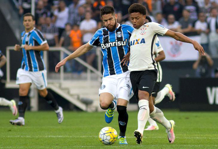 André (d) do Corinthians, no duelo contra Marcelo Oliveira, do Grêmio. Foto: Marco Galvão/Agência Lancepress! 