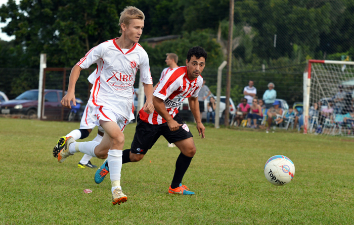 Lateal direito Junior kunz (e) do EC Internacional de Conservas foi escolhido o destaque do Campeonato Municipal de Lajeado.