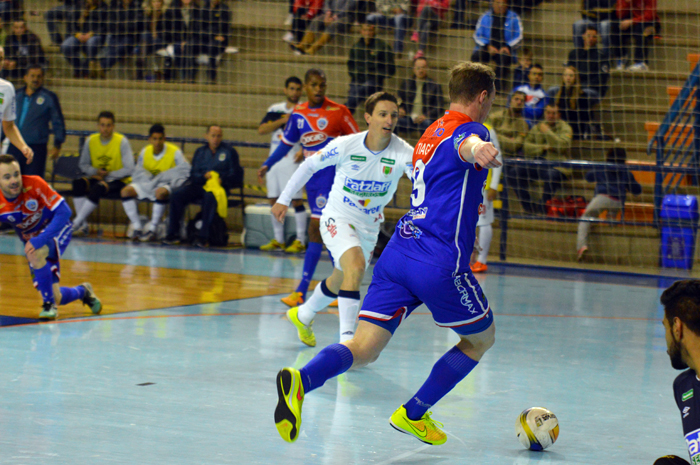 Tiago Selbach protagonizou um lance genial diante de seu torcedor, driblando até o goleiro antes de empurrar a "gorduchinha" para o fundo da rede. Foto: José Roberto Gasparotto. 