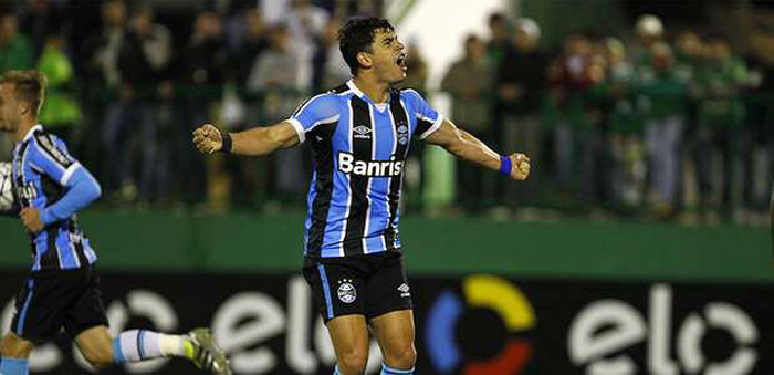 Giuliano marcou um dos gols do Grêmio, no empate contra a Chapecoense. Foto: Lucas Uebel/Divulgação/Grêmio. 