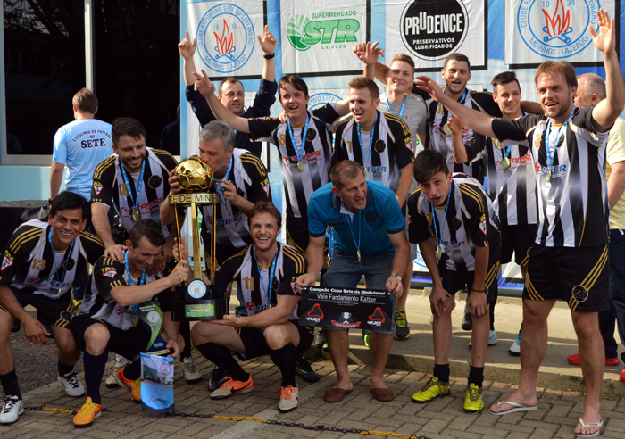 Equipe do R7 com o troféu de campeão da Segunda Divisão do Sete.