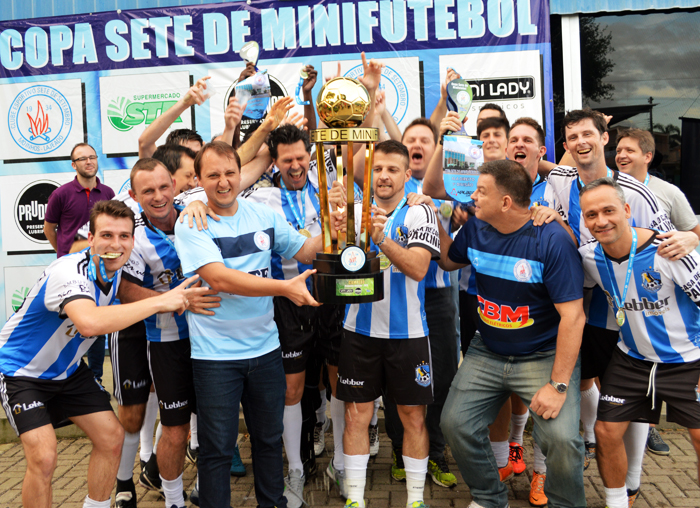 Viracopos de posse do troféu de campeão da elite do Sete.