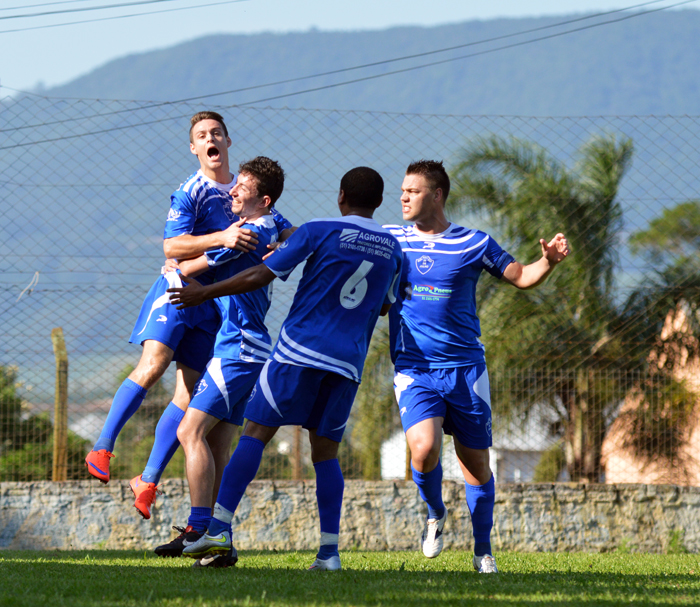 Willian Kochenborger (e) comemorando seu 10º gol no campeonato.