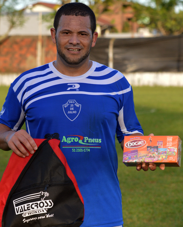 Jogador Cristiano Alves, o Riopardinho, do 25 de Julho foi escolhido o craque do jogo, no confronto contra a equipe do União Campestre. Ele marcou dois gols, combateu incansavelmente no meio campo e protagonizou jogadas de contra-ataques, acionando os rápidos atacantes Jardel Fischer e Willian Kochenborger. Pela sua atuação na goleada por 3 a 0, recebeu os brindes da Valecross, Benoit e Docile, na promoção com o site www.jrgasparotto.com