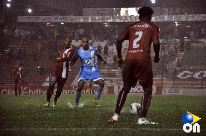 Ícaro saiu jogando no comando do ataque, mas não conseguiu colocar a bola na rede do Passo Fundo. Foto: Gerson Lopes/O Nacional. 