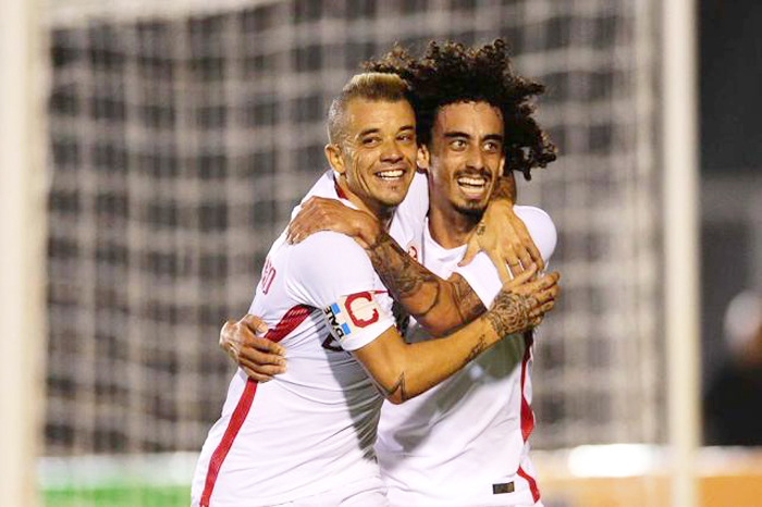 Valdívia marcou o primeiro gol do Inter e recebeu o carinho do capitão D'Alessandro. Foto: Ricardo Duarte/Inter/Divulgação 