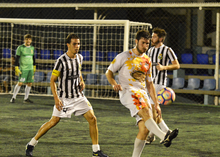 Real Madruga, do jogador Cisso Santos (e), goleou o time do Futebolzinho, do jogador Raí Rohr