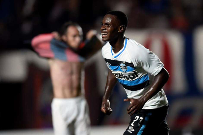 Garoto Lincoln entrou na partida no lugar de Douglas e marcou o gol do Grêmio, que recolocou o seu time com reais chances de classificação. Foto: EFE.