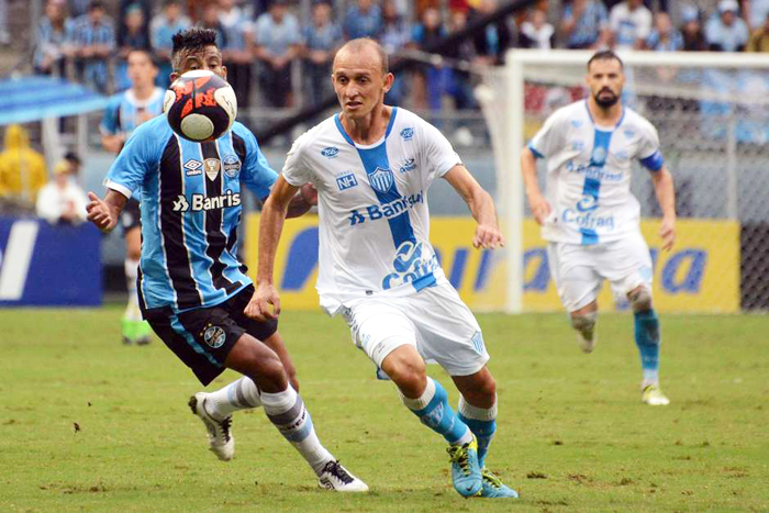 Juninho Silva (d), do Novo Hamburgo, anotou o gol de empate diante do Grêmio, na partida de ida da semifinal do Gauchão 2017. Foto: Luiz Munhoz/Gazeta Press 