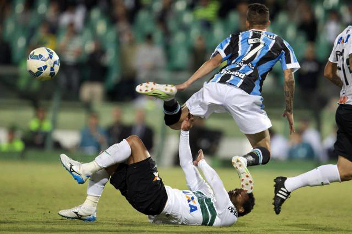 Coxa venceu o Grêmio, onde prevaleceu as trapalhadas em campo do representante gaúcho. Foto: Felipe Gabriel/Agência Lancepress. 