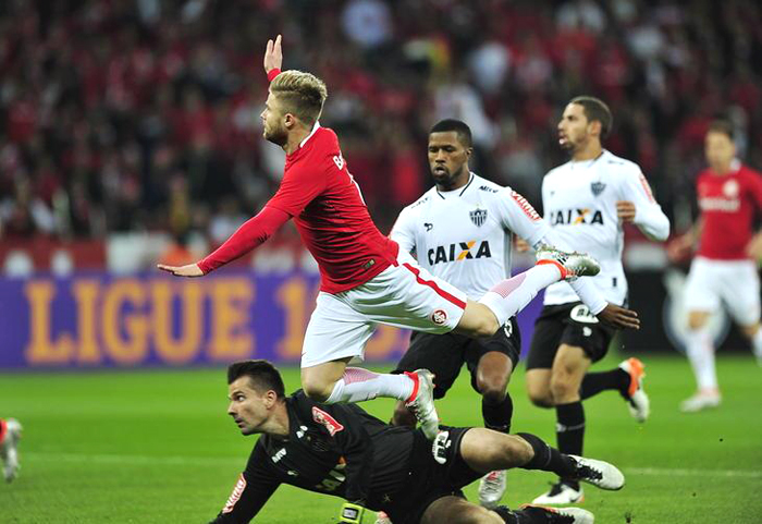 Inter passou por cima do Galo. Sasha marcou o primeiro gol e correu para o abraço. Foto: André Ávila/Agência RBS. 