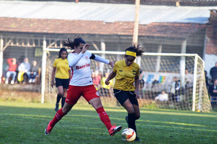 Meninas da categoria sub 15, tiveram desempenho satisfatório diante do Inter, mas mesmo assim foram superadas no campo do Alto da Bronze. Na sub 17, garantiram classificação p-ara a fase semifinal do Estadual da categoria. Foto: José Roberto Gasparotto/Revista Encontro com o Esporte/site www.jrgasparotto.com 