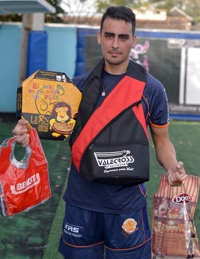 O jogador Maico Rodrigues dos Santos, da equipe do Copeiros FC/Construtora Diamond, foi escolhido o Craque do Jogo, na goleada diante do time do UFC/Mercado Montanha, no interno de minifutebol do Clube Esportivo Sete de Setembro – Copa Sete/STR/CBM, no sábado (15). A “fera” balançou a rede do adversário em quatro oportunidades. Pela sua atuação, recebeu os brindes da Benoit, Docile, Valecross e Chef Leon Pizzaria, na promoção da Revista Encontro com o Esporte e site www.jrgasparotto.com