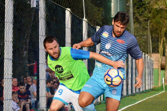 Adriano Schneider (e), do Coroas Mirim D/Imojel, anotou um dos gols de seu time, na goleada diante do Coroas Mirim/Charrua