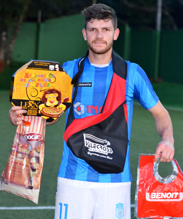 O jogador Patrick Dalbosco Trindade, da equipe do Coroas Mirim D/Imojel, foi escolhido o Craque do Jogo, na goleada diante do time do Coroas Mirim/Charrua, no interno de minifutebol do Clube Tiro e Caça – Copa CTC/Construtora Diamond, no sábado (15). Patrick deixou sua marca de artilheiro em três oportunidades, levando sistematicamente vantagem em cima da marcação. Pela sua atuação, recebeu os brindes da Valecross, Benoit, Docile e Chef Leon Pizzaria, na promoção da Revista Encontro com o Esporte e site www.jrgasparotto.com