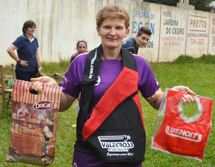 Novamente, a jogadora Nádia Altevogt, da equipe Só Feras, foi escolhida a Craque do Jogo. Desta vez, no jogo de ida das finais do Campeonato Feminino de Lajeado – Copa Ruben Neitzke. Nádia marcou os três gols de seu time, na vitória contra o elenco do AE Jardim do Cedro. Pela sua atuação, recebeu os brindes da Docile, Valecross e Benoit, na promoção da Revista Encontro com o Esporte e site www.jrgasparotto.com