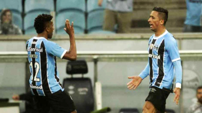 Lucas Barrios marcou dois gols na vitória de virada diante da Ponte Preta. Foto: Lucas Uebel/Grêmio/Divulgação 