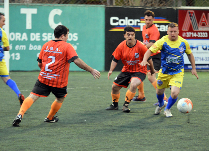 Ricardo Backes, o Cadinho (d), do FuteBar Avaí, anotou dois gols na vitória do seu time contra o Cataluña.