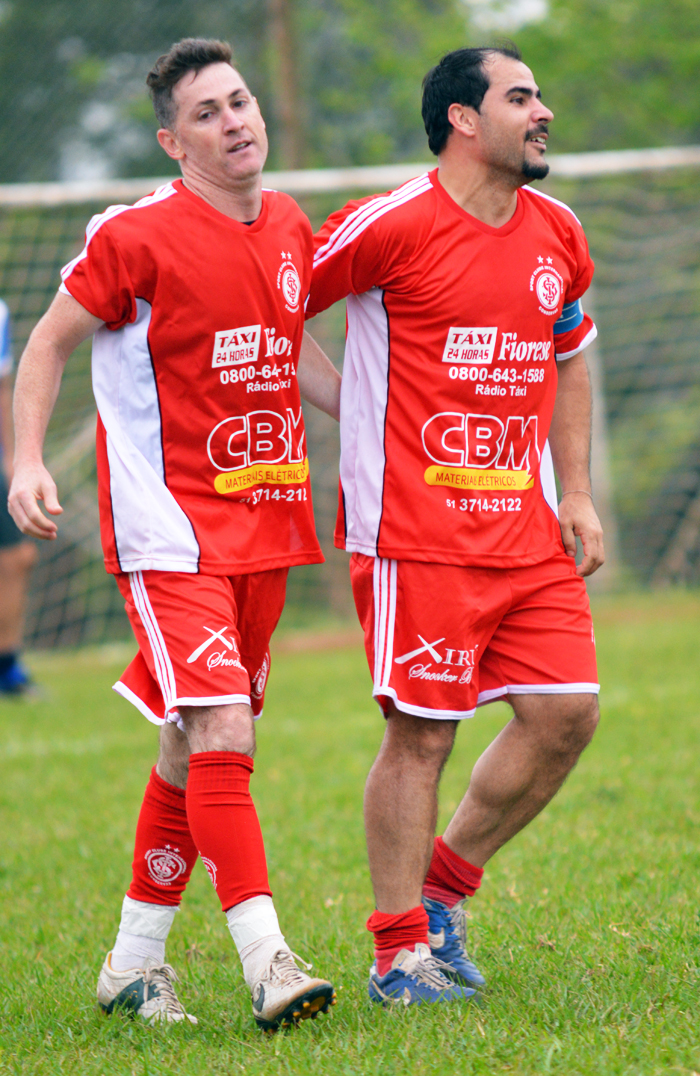 Jackson Coletti (e) e Jefinho Klauck, do Internacional de Conservas, comemorando o golaço de Coletti diante do Avante de Teutônia.