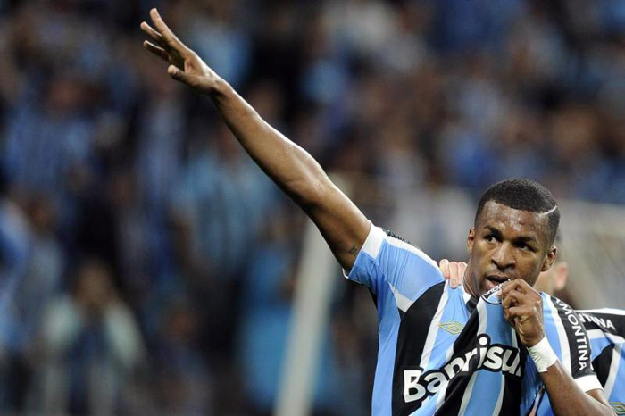 Erazo deu início a reação do Grêmio, marcando de cabeça diante do Joinville. Foto: Fernando Gomes/Agência RBS. 