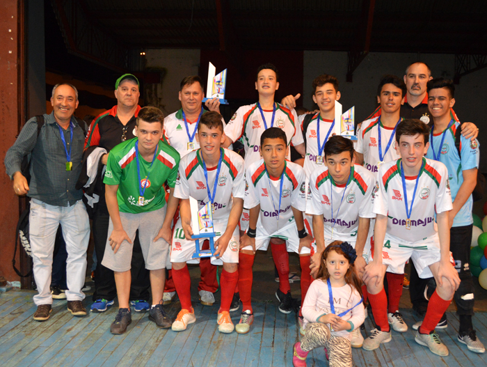 Equipe da AGE com o troféu e medalhas de campeão da categoria 2001, do 28º Campeonato Piá 2016. Foto: José Roberto Gasparotto 