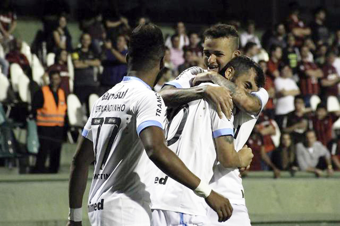 Luan e Douglas, marcaram os gols do Grêmio na vitória contra o Atlético/PR. Foto: Guilherme Artigas/Fotoarena/Agência Lancepress! 