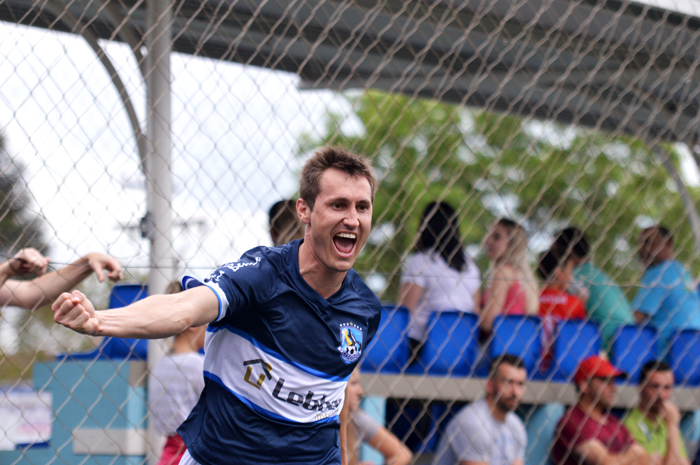 Vanderlei Pech está comemorando o 1º gol do Viracopos/Lebber Imóveis diante do Alcatraz/Marciano Multimarcas