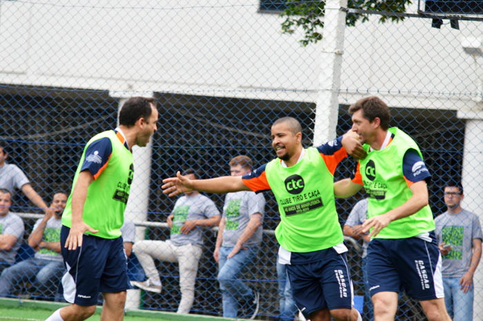 Negretti (c) deu início a goleada diante do Coroas Mirim D