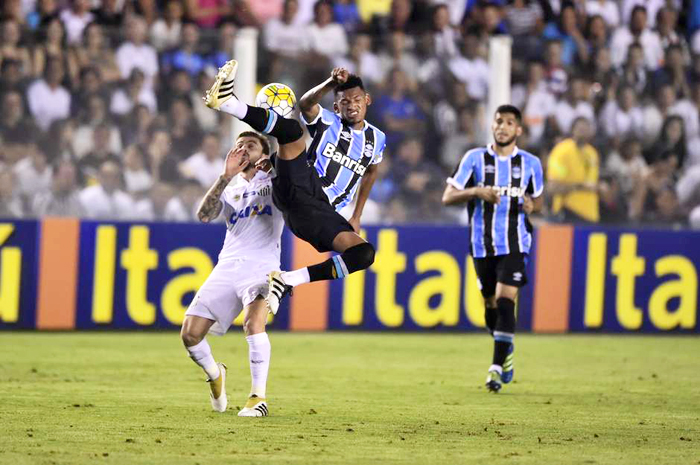 Grêmio optou em utilizar time reserva para encarar o Santos, penasando em prerservar os titulares para o jogo da Copa do Brasil, diante do Palmeiras, no meio da semana. Foto: Fernando Dantas/Gazeta Press. 