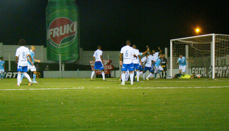 Lance que originou o primeiro gol de Éber.