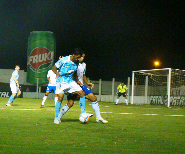 Cléverson, dominou e arrancou pela direita. No cruzamento perfeito, Éber marcou o segundo gol do Alviazul. 