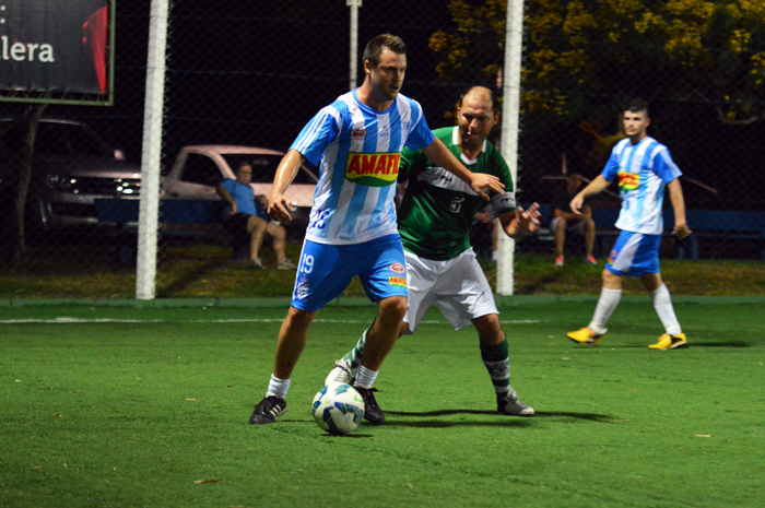 Adriano Schneider (e), do coroas mirim D, marcou o único gol da partida diante do Rebordose, de Roque Heckler (d).