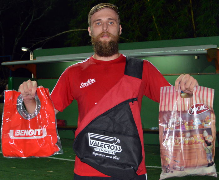 O jogador Tiago Unnewehr, do Aliança/Spalim/Metalúrgica Hassmann, foi escolhido o Craque do Jogo, no embate contra a equipe do Donos da Bola, na partida da semifinal, do Torneio de Férias 2016 do Clube Tiro e Caça. Tiago marcou um golaço, foi um gigante no meio campo, desarmando e criando jogadas para seus companheiros de time. Pela sua atuação, Unnewehr levou os brindes da Docile, Valecross e Benoit, na promoção com o site www.jrgasparotto.com e Revista Encontro com o Esporte. 