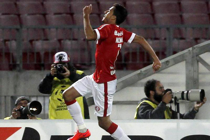 Nilmar demonstrou oportunismo e marcou duas vezes diante da La U. Foto: Cláudio Reyes/AFP. 