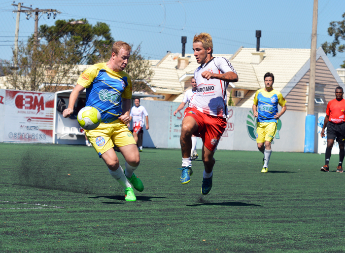 Edílson dos Santos (d), do Alcatraz/Marciano Multimarcas, no duelo contra Nando, da equipe FuteBar Avaí.