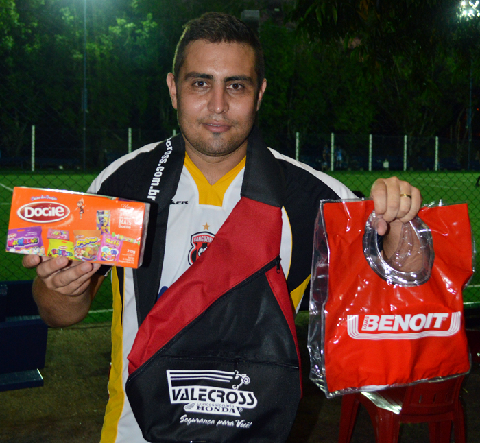 O jogador Josimar da Rosa, o “índio”, da equipe do AC Banguzinho, foi escolhido o Craque do Jogo, no enfrentamento contra o time do Tocafogo, pela 4ª rodada, do interno de minifutebol do Clube Tiro e Caça – Copa CTC/Espaço3 Arquitetura, no sábado (16). Índio marcou três gols e deu muito trabalho ao sistema defensivo do Tocafogo. Pela sua atuação, recebeu os brindes da Benoit, Valecross e Docile, na promoção com a Revista Encontro com o Esporte e site www.jrgasparotto.com