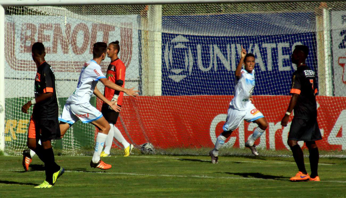 Jogador Padu (c) balançou a rede do Osoriense em duas oportunidades. Foto: Elton de Andrade.