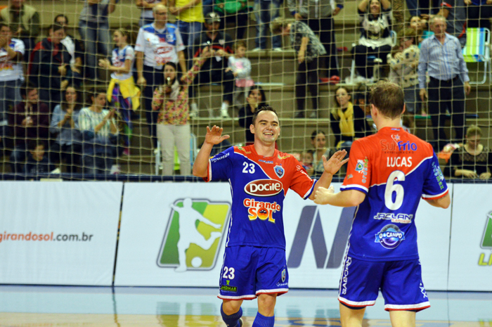 Gessé marca seu segundo gol na partida e corre para o abraço. Foto: José Roberto Gasparotto. 