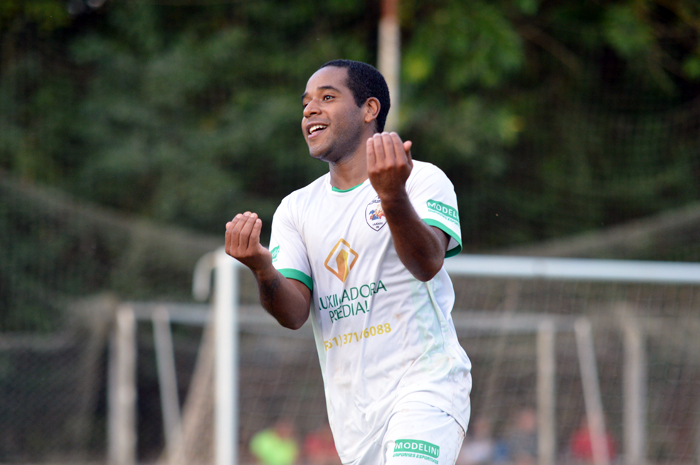 Pedrinho comemorando o gol da classificação da SER São Cristóvão na decisão do título.