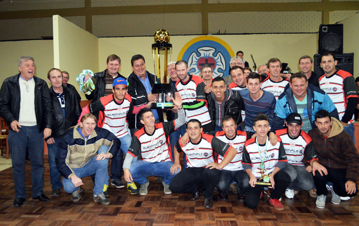 Independente posou com o troféu de campeão.