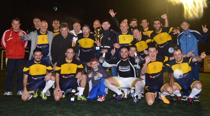 Galera/Móveis Zagonel, com o troféu de campeão da Copa Sete/STR/CBM Veterano 2016.