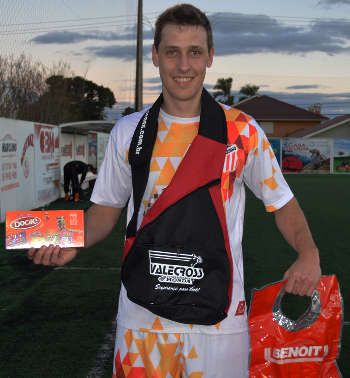 O jogador Maicon Guilherme Stein, do Futebolzinho FC foi escolhido o Craque do Jogo, na partida contra o time do Viracopos/Imobiliária Antares, na tarde de sábado (16), no interno de minifutebol do Clube Esportivo Sete de Setembro – Copa Sete/STR/CBM, pela 17ª rodada da competição. Stein marcou dois gols, quando o adversário tinha igualado o escore, e assim garantiu os três pontos de seu time. Pela sua atuação, levou os brindes da Docile, Benoit e Valecross, na promoção com a Revista encontro com o esporte e site www.jrgasparotto.com