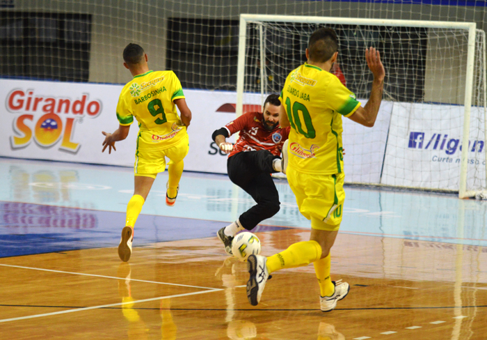 Goleiro Cristian foi um gigante embaixo das traves. Em duas oportunidades ficou cara a cara com os adversários e impediu o gol dos paranaenses. Foto: José Roberto Gasparotto/Revista Encontro com o Esporte. 