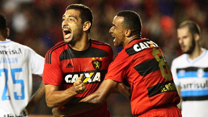 Diego Souza (e) anotou dois gols diante do grêmio, na vitória do Sport de Recife. Foto: Marlon Costa/Pernambuco Press. 