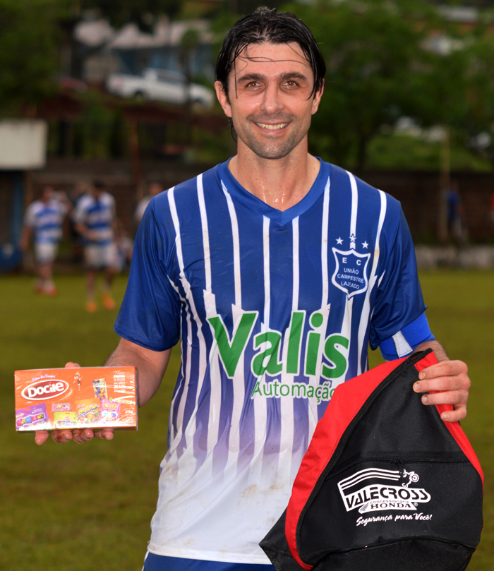 O jogador Vinicius Masiero, do União Campestre, foi escolhido o Craque do Jogo, no embate diante do Brasil de Marques de Souza, na partida de volta, das oitavas de final, do Regional Certel Sicredi, na tarde de domingo (16), no Campestrão, em Lajeado. Na partida de ida foi de Masiero o gol que manteve seu time com a vantagem de jogar por dois empates. Agora, Vini foi um “gigante” na área do Campestre, impedindo a reação do adversário. Pela sua atuação, recebeu os brindes da Docile, Benoit e Valecross, na promoção com a Revista Encontro com o Esporte e site www.jrgasparotto.com 