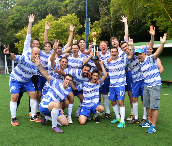 Equipe do Pumas com a taça de campeão geral da Quarta Divisão do interno de minifutebol do Clube Tiro e Caça – Copa CTC/Espaço3 Arquitetura 2016