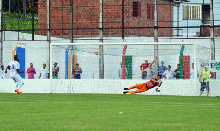 Lauro defendendo o primeiro pênalti contra o Veranópolis. Foto: José Roberto Gasparotto. 